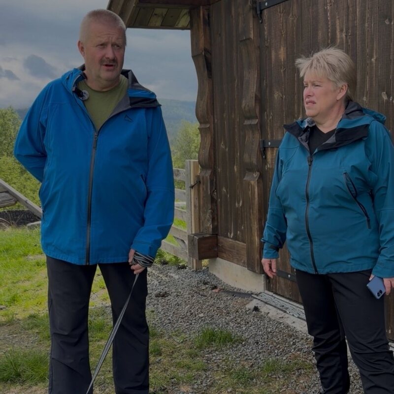 Astrid og Arnt Strand utenfor seterbygningen på Innset