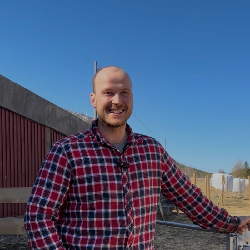 Anders Grue Juveli utenfor fjøset på Sæter Gård