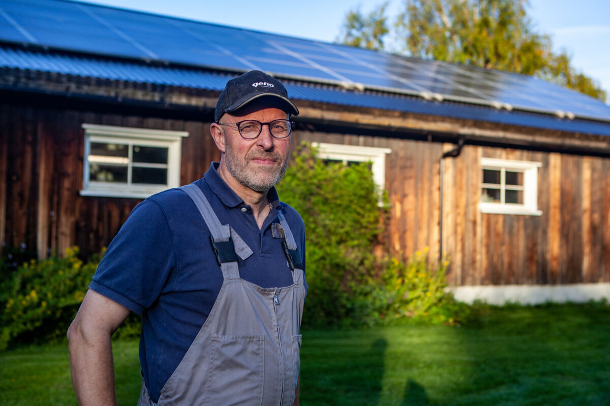 Erling Aas-Eng in front of the barn