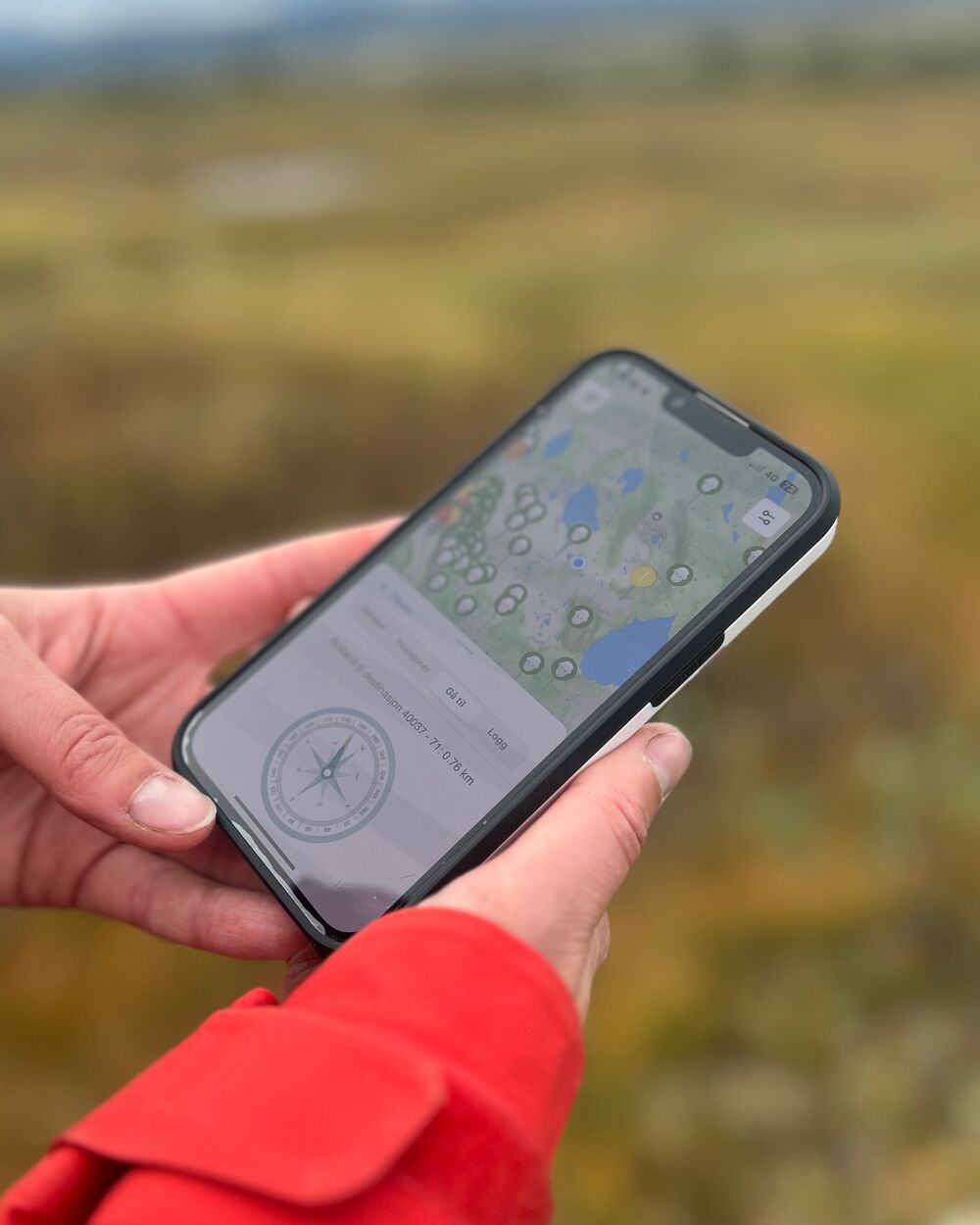 La app Findmy en uso en el pasto